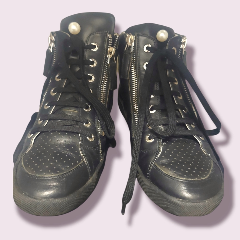 💯 Authentic Chanel Leather Sneakers